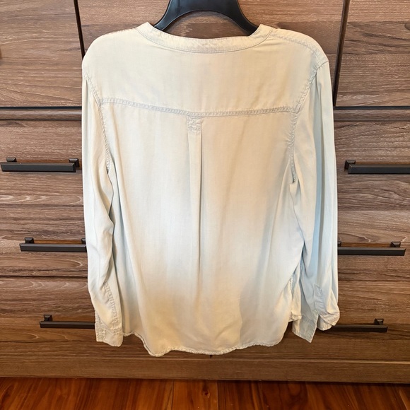 Levi's Soft Blue Women's Blouse - Picture 3 of 3